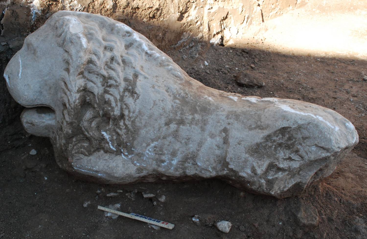 leone funerario in pietra calcarea copia